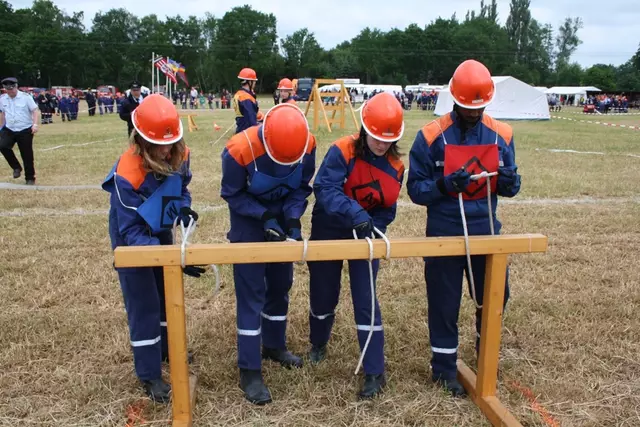Bei einem Wettbewerb zeigen die Jugendlichen ihr Können im Feuerwehrknoten  | Foto: Burkhard Giese