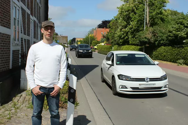 Alexander Schöcke wohnt direkt an der viel befahrenen L140 | Foto: sb