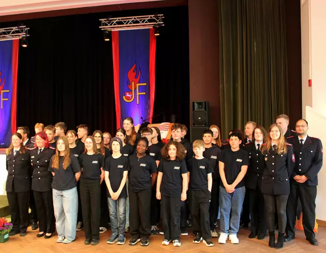 Die 32 Mitglieder-starke Jugendfeuerwehr Winsen mit Jugendwartin Christin Hacker und ihrem Stellvertreter Max Reimers  | Foto: Burkhard Giese