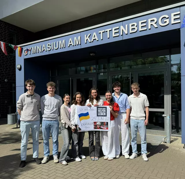 Schülerinnen  und Schüler aus dem 12. Jahrgang des GAK, die sich auf den „Sozialen Tag“ freuen. V.l.n.r.: Felix Pietschmann, Tim Gade, Alexia Kiefer, Emilie Albinus, Jule Brandt, Malin Keitel-Fahr, Simon Corduan, Mika Schmidt. © Foto: Leni Brandt.