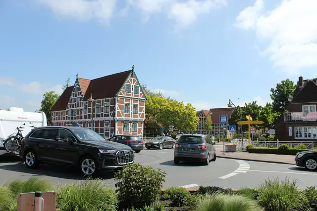 Im Jorker Ortskern herrscht reger Verkehr | Foto: sb