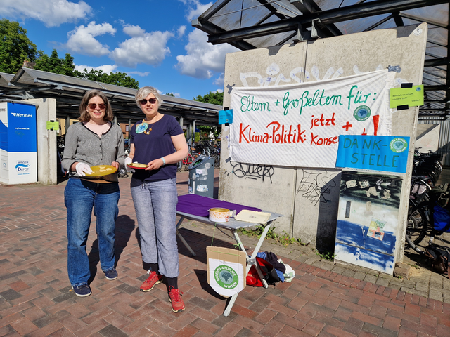 Nele Janssen und Kerstin Lausen bedankten sich mit selbst gebackenen Keksen bei den Menschen am Bahnhof Winsen | Foto: Parents for Future Winsen 