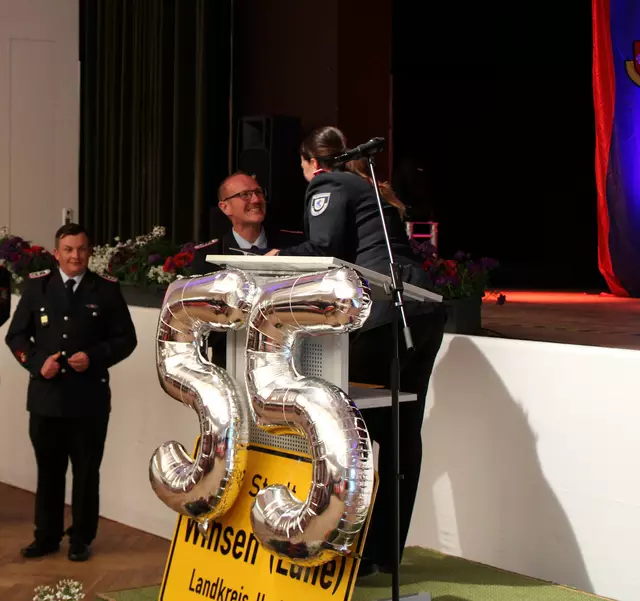Die Verleihung der Ehrennadel der Kinder- und Jugendfeuerwehr an Manuel Bürger durch die stellvertretende Kreisjugendfeuerwehrwartin Sabrina Horstmann | Foto: Burkhard Giese