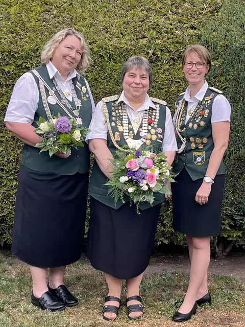 Beste Dame Annegret Alpers (Mitte) mit ihren Adjutantinnen Stefanie Cordes (li.) und Tina Bellmann | Foto: SV Fredenbeck