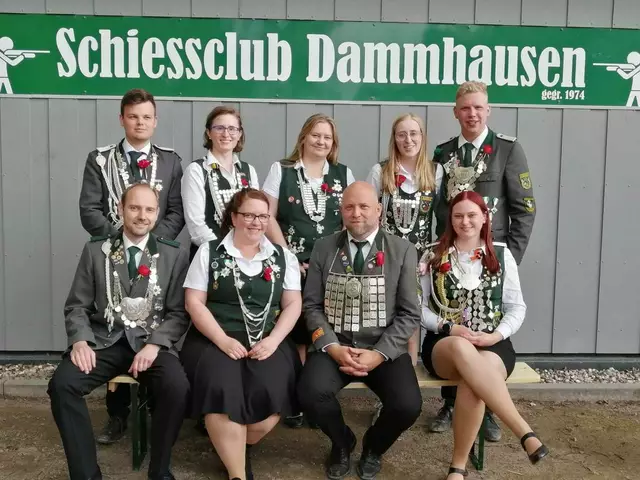 Die  Würdenträger:
Hinten von links: Froschkönig Christoph Holst, Bienenkönigin Rieke Hinrichs, Beste Dame Imke Cord, Beste Dame Jungschützen Alea Heckert, Bester Mann Jungschützen Jacob Fricke

Vorne von links: Bester Mann Sven Eickstädt, Sonnenblumenkönigin Nadine Fitschen, Vogelkönig Heiko Bröhan, Jungschützenkönigin Simone Heckert.
Es fehlt: Jungschützenkönig Nils Barghan | Foto: Annette Quast