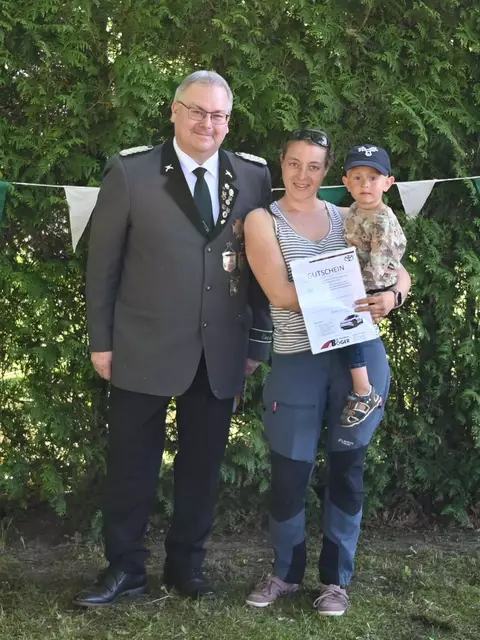 Die Gewinnerin in der Gästewertung Annalena Koch mit Sohn Ole freut sich über den Gewinn eines Gutscheines von Autohaus Böger. Vorsitzender Maik Scheele gratulierte | Foto: Schützenkameradschaft Borstel-Sangenstedt