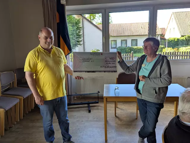 Christian Spiess aus dem Vorstand der Kolpingsfamilie übergab den Scheck an Dr. Constanze Hock-Warmuth vom Mehrgenerationenhaus Courage