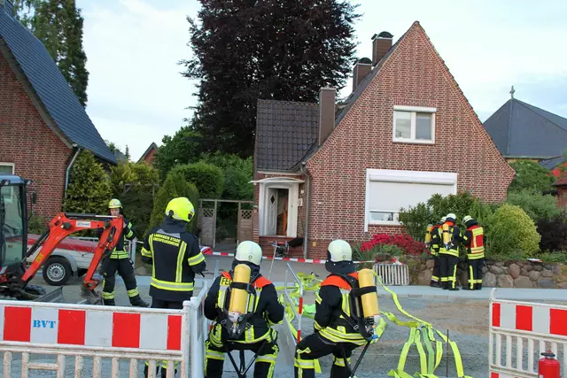 In diesem Wohnhaus an der Harsefelder Straße in Stade spielten sich dramatische Szenen ab | Foto: Feuerwehr Stade
