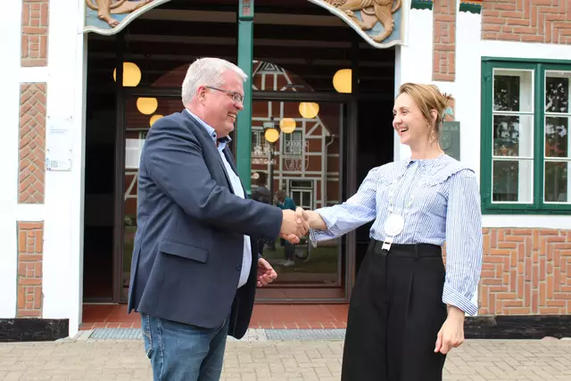 Amtsübergabe zum Spaß – Matthias Riel und Heide Schulze (Anne Roemeth) aus dem ZDF-Herzkino "Neuer Wind im Alten Land" | Foto: Fotos: pau