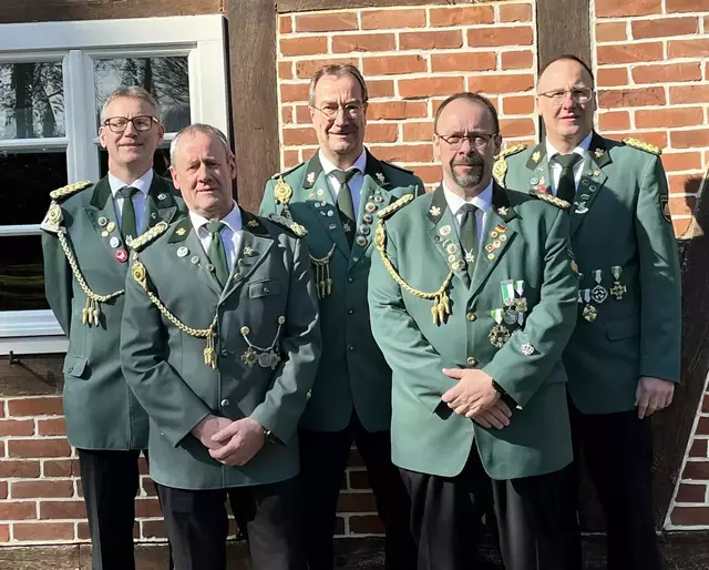 Der Vorstand des Schützenverein Otter freut sich auf das Schützenfest (v.li.): Andreas Dreyer (Rechnungsführer), Karl-Heinz Ebeling (zweiter Vorsitzender), Peter Holste (Präsident), Holger Dittmer (Schießwart) und Axel Horstmann (Schriftführer) | Foto: Schützenverein Otter
