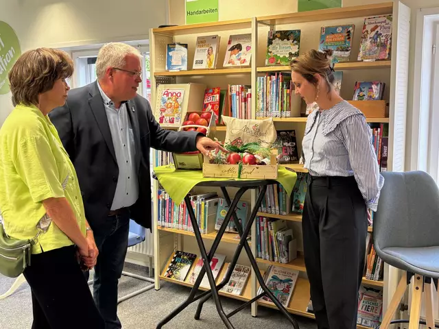 Ein Geschenkkorb aus dem Alten Land für die Schauspielerin, die in der örtlichen Bücherei Rede und Antwort steht