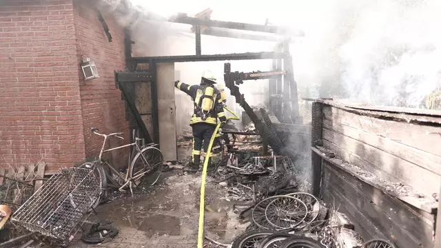 Im Schuppen gelagerte Materialien fütterten die Flammen rasch | Foto: Rolf Hillyer-Funke / Feuerwehren SG Oldendorf-Himmelpforten