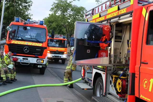 Etwa 100 Einsatzkräfte waren vor Ort | Foto: Feuerwehr Stade