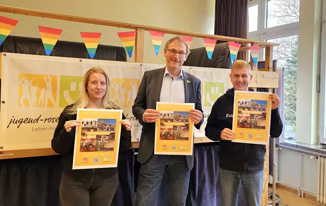 Viel Spaß beim Sommerferienprogramm 2025 wünschen (v. li.) Erzieherin Jo-Ann Smentek, Bürgermeister Dirk Seidler und Jugendpfleger Reinhard Schünemann   | Foto: Offene Jugend Rosengarten