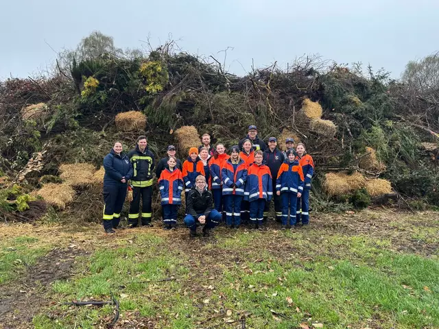 Die Jugendfeuerwehr hat das Osterfeuer in Trelde wieder ins Leben gerufen, das ein paar Jahre eingestellt war | Foto: Feuerwehr