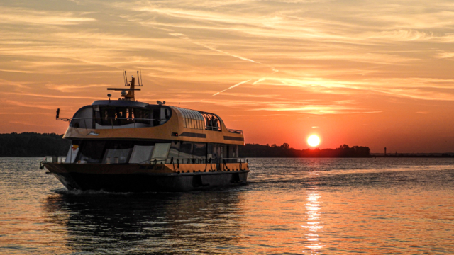Mit der Lühe-Schulau-Fähre in den Sonnenuntergang schippern. | Foto: Dieter Napiwotzki