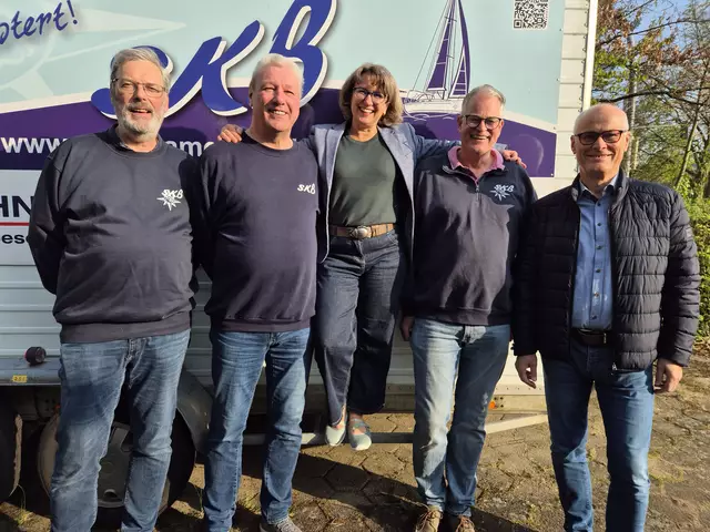 Der neue Vorstand (v. li.): Michael Dill (Bootswart), Bernd Horn (2. Vorsitzender und Leiter Ausbildung), Sabine Eusemann (Schriftwartin), Marc Wölpern (1. Vorsitzender), Udo Lisken (Kassenwart). Nicht im Bild sind der Segelwart Tim Heinze und der Pressewart Jens Weidling | Foto: Verein