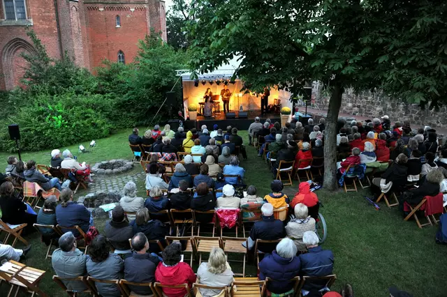 Normalerweise findet das Klassik Open Air im Klosterpark statt, wegen der Wettervoraussage wird es in die Eissporthalle verlegt | Foto: Stadtmarketing