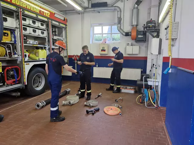 Einweisung in das Equipment | Foto: Feuerwehr