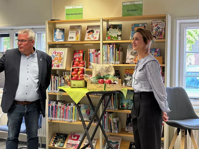 Anne Roemeth und Matthias Riel beantworten in der Bücherei jede Menge Fragen