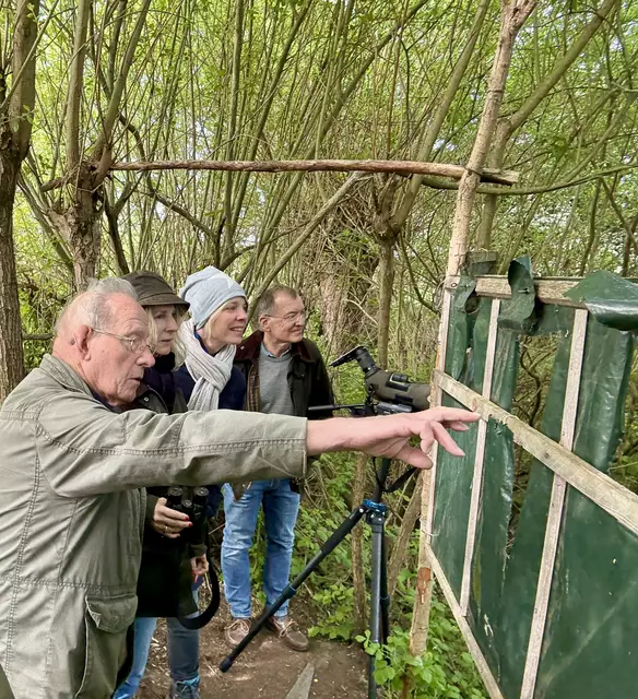 Erich Becken gibt sein Wissen zum Eisvogel weiter | Foto: Andreas Bell