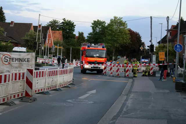 Die Harsefelder Straße war für die Dauer des Einsatzes voll gesperrt | Foto: Feuerwehr Stade