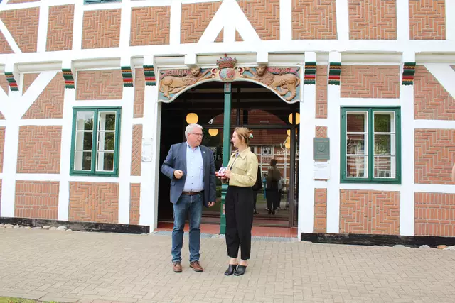 Vor dem historischen Rathaus treffen sich der Jorker Bürgermeister und seine TV-Kollegin