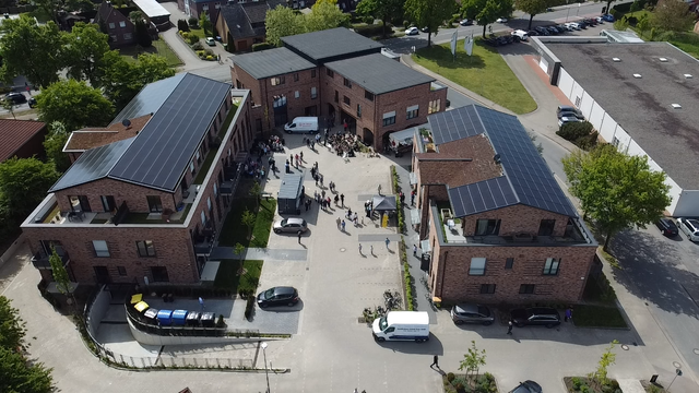 Party im Innenhof: Am Tag der offenen Tür war das MVZ gut besucht | Foto: Viebrock