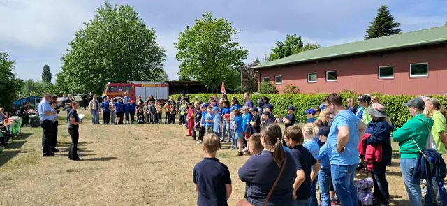 Bei der Verleihung der "Brandfloh"-Abzeichen an die Kinderfeuerwehren in Winsen waren auch viele Familien der Kinder dabei | Foto: Kreisfeuerwehr Landkreis Harburg