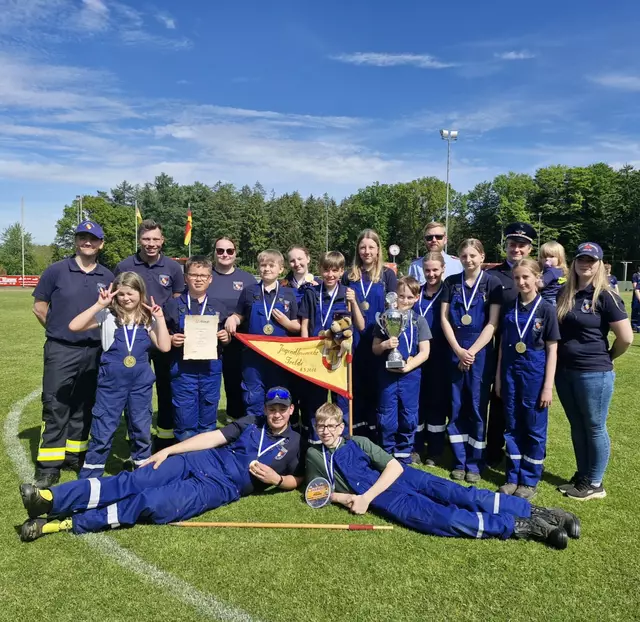 Die Jugendfeuerwehr Trelde beim Hanstedter Marsch  | Foto: Feuerwehr