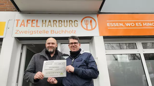 Frank Bökler (li.), Leiter der Tafel Buchholz, nimmt den Spendenscheck von Jochen Manske entgegen  | Foto: Manske