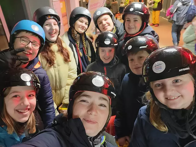 In der Freizeit werden gemeinsame Aktionen durchgeführt. Hier eine Ausfahrt zum Snowdome Bispingen  | Foto: Feuerwehr