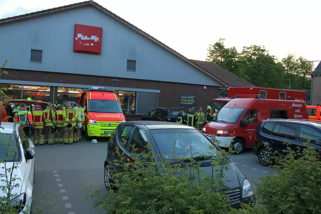 Die Einsatzleitung wurde auf dem nahegelegenen Supermarkt-Parkplatz eingerichtet | Foto: Feuerwehr Stade