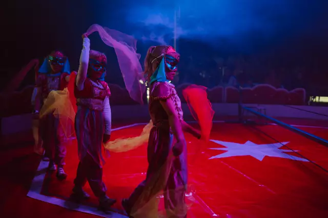 Mystisch und Zauberhaft: Die Kinder führten eine Tücher-Show auf | Foto: Andrea Schimanski