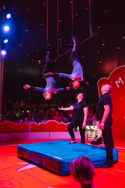 Die Kinder wurden zu echten Akrobaten - angeleitet von Gina und Manuel Maatz  | Foto: Andrea Schimanski