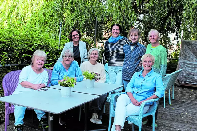 Zum Burgmannshof-Team mit Daniela Subei (3. v. li.) und Dorle Buck (2. v. li.) vom Mehrgenerationenhaus sowie Büchereileiterin Annette Kokott (re. stehend) gehören viele Ehrenamtliche, hier stellvertretend nur einige des großen Teams | Foto: sb