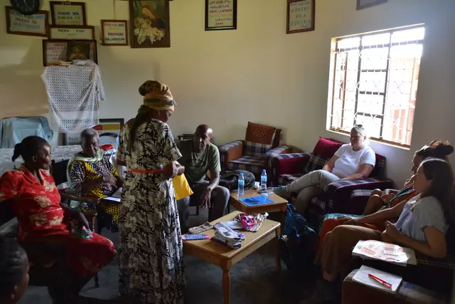 Beim letzten Tansania-Besuch im Oktober 2023 vor Ort im Austausch zum Thema Mehrwegbinden | Foto: Olaf Schröder/Tansania Initiative