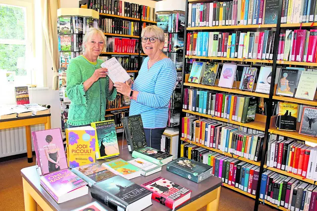Leiterin Annette Kokott (li.) berät MGH-Mitarbeiterin Dorle Buck in der Samtgemeinde-Bücherei | Foto: sb