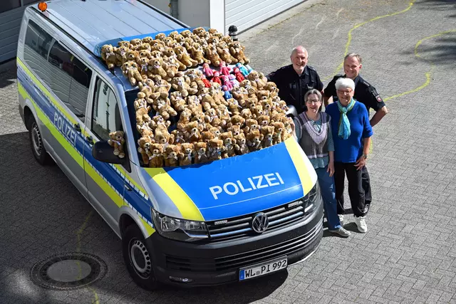Trostteddys und Püppchen für Kinder in Not. V. li.: Dirk Poppinga, Ulrike Münstermann, Dr. Anne Buhr und Thomas Meyn | Foto: PI Harburg