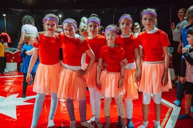 Die Schülerinnen der Grundschule Nenndorf freuten sich über ihren toll gelungenen Auftritt | Foto: Andrea Schimanski