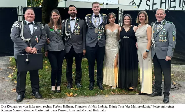 Die Königscrew (v. li.): Torben Hillmer, Francisca und Nils Ladwig, König Tom "der Mallorcakönig" Peters mit seiner Königin Marie-Fabienne Martschink, Jana Panzer, Julia und Michael Kerhahn | Foto: SV Eckel