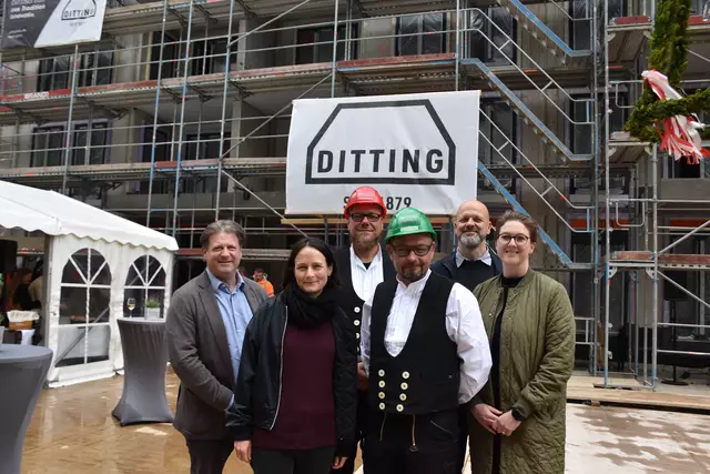 Bauherr Nikolaus Ditting (v.li.) mit Projektleiterin Katarina Jordens, den Polieren Marco Mehrens und Björn Horstmann, Projektleiter Daniel Nitz sowie Prokuristin Katarina Lange beim Richtfest auf der Baustelle. | Foto: Axel-Holger Haase
