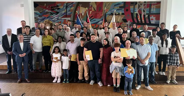 Die neuen Staatsbürgerinnen und Staatsbürger mit weiteren Gästen bei der Einbürgerungsfeier im Stader Kreishaus | Foto: Daniel Beneke/Landkreis Stade