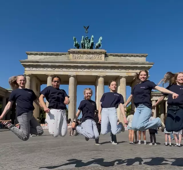 Party vorm Brandenburger Tor – v.l. Co-Trainerin Lea Pauline Scholz, Latisha Lange, Anni Denschstädt, Laura Claessen, Patrica Pansegrau und Lilly Heilandt.