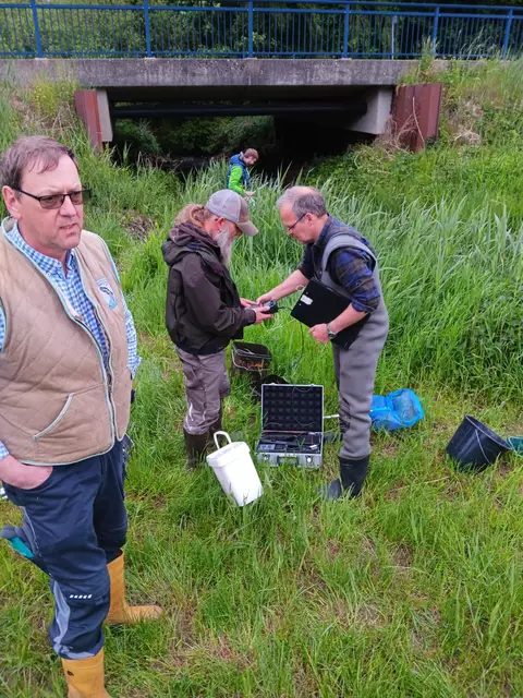 An der Aue-Brücke bei Kakerbeck: Es wurden tote Fische eingesammelt und Wasserproben gezogen | Foto: Angelverein Horneburg