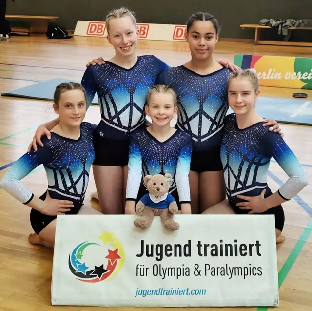 Das U16-Team des GAK als Bronzemedaillen-Gewinnerinnen: Laura Claessen, Lilly Heilandt, Anni Denschstädt, Latisha Lange, Patrica Pansegrau mit Maskottchen Gisela GAK.