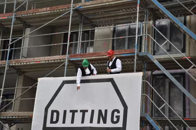 Das Glas wurde nach dem Richtspruch zum Zerspringen auf den Boden geworfen | Foto: Axel-Holger Haase