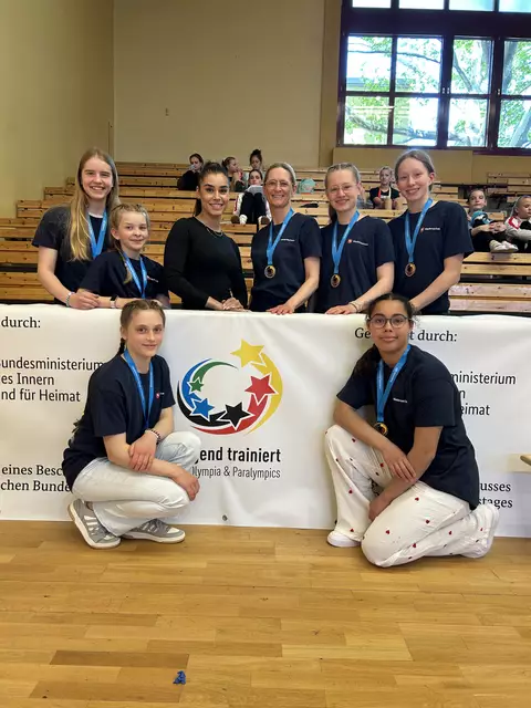 Erinnerungsfoto mit Ex-Profi-Turnerin Michelle Timm (hinten 3. v.l.). Vom GAK h.v.l.: Patrica Pansegrau, Anni Denschstädt, Cheftrainerin Meike Scholz, Co-Trainerin Lea Pauline Scholz und Lilly Heilandt. V.v.l.: Laura Claessen und Latisha Lange.