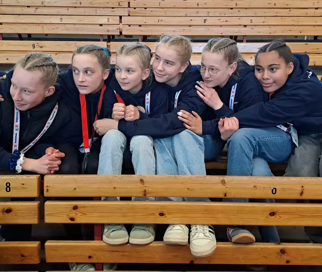 Aufgeregt während des Wettkampfes - v.l.: Lilly Heilandt, Laura Claessen, Anni Denschstädt, Patrica Pansegrau, Co-Trainerin Lea Pauline Scholz und Latisha Lange.