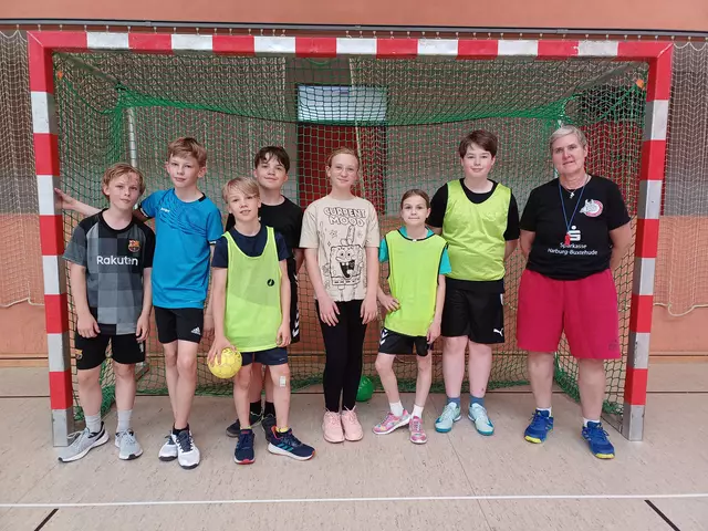Die Handball-AG des Albert-Einstein-Gymnasiums mit Trainerin Christiane Wetzel-Recht | Foto: Elena Brandt